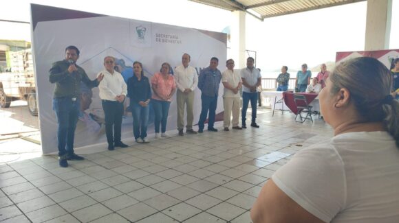 ‘Abrazan’ con entusiasmo en Topolobampo la caravana del Bienestar; acuden a realizar todo tipo de trámites
