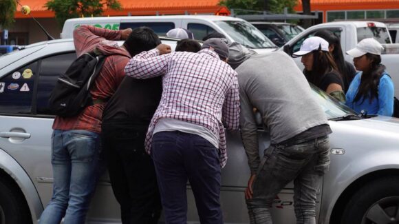 Jornaleros latinos evitan buscar empleo por temor a redadas del ICE en EE.UU.