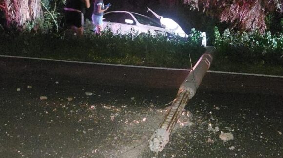 Joven conductor resulta lesionado al chocar contra poste de energía eléctrica, en Guasave