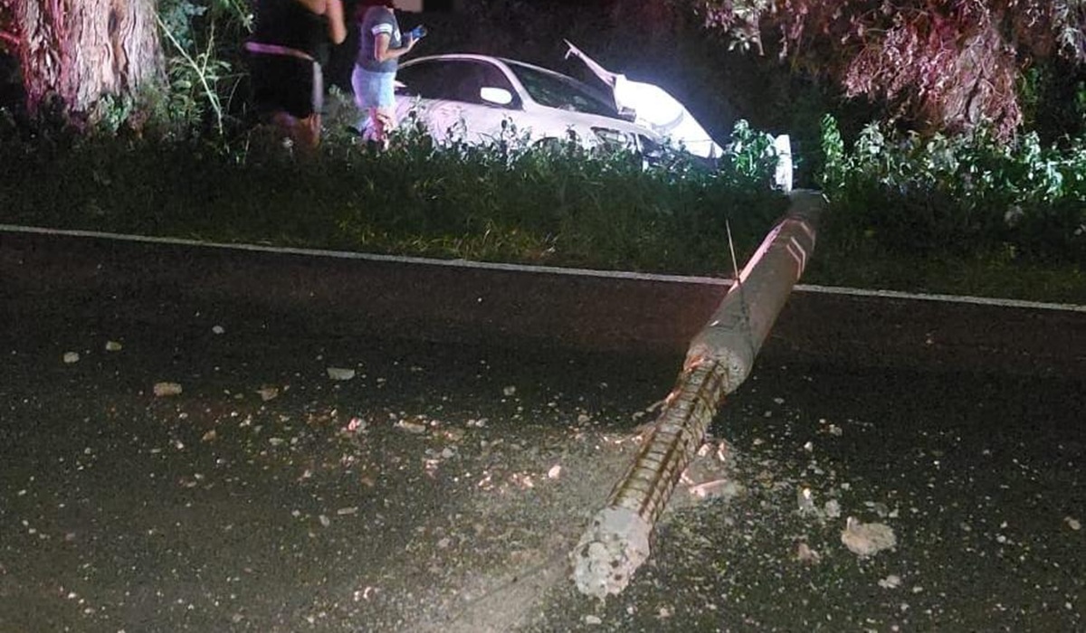 Joven conductor lesionado tras chocar contra poste en Guasave