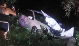 Joven conductor lesionado tras chocar contra poste en Guasave