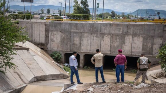 Gámez Mendívil realiza trabajos de supervisión en canales y arroyos que fueron rebasados por las lluvias