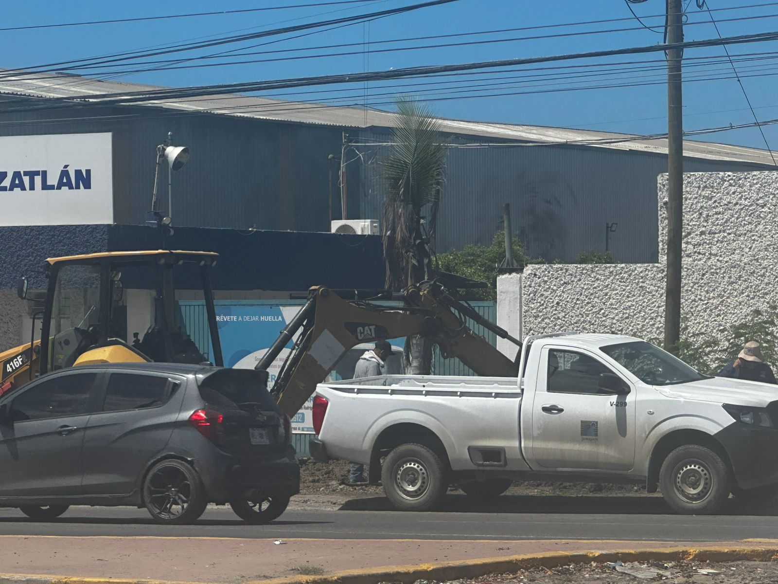Se rompe tubería y deja sin agua a zona de bodegas al sur de Mazatlán