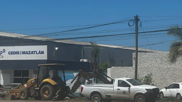 Se rompe tubería y deja sin agua a zona de bodegas al sur de Mazatlán