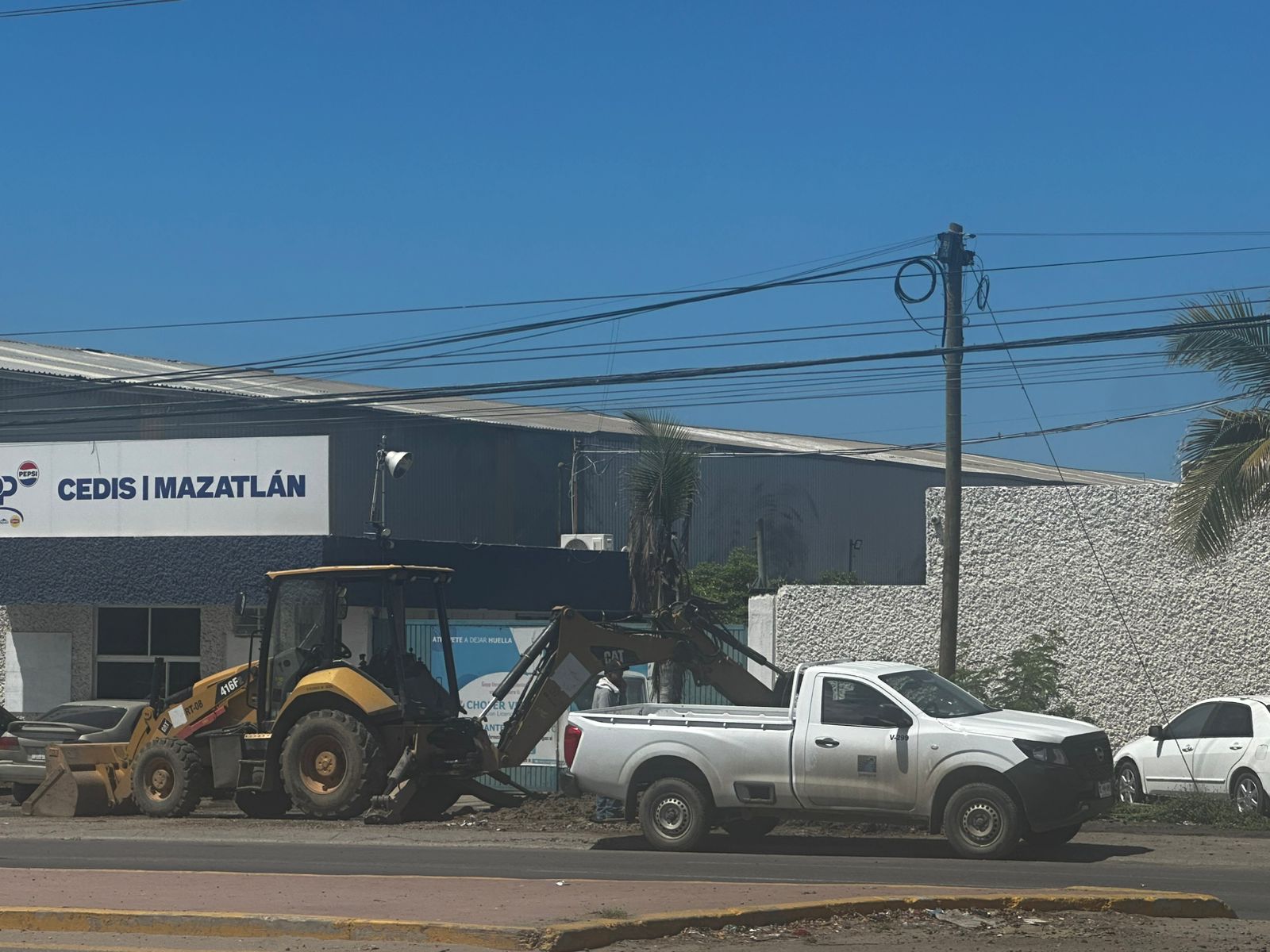 Se rompe tubería y deja sin agua a zona de bodegas al sur de Mazatlán