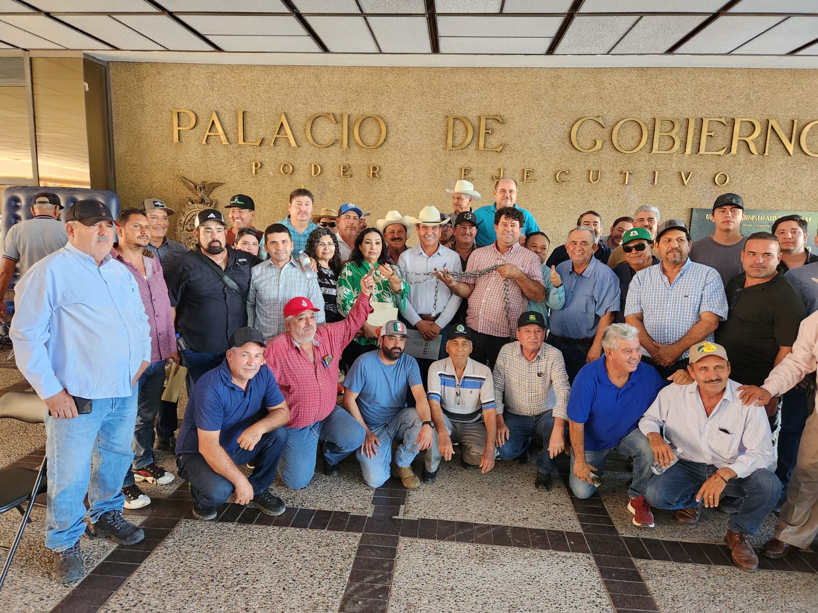 Termina huelga de hambre y concluye toma de Palacio tras acuerdo entre productores y autoridades