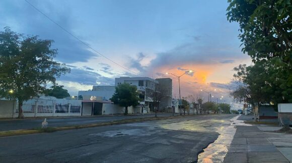 ¡Se cumple el pronóstico! Amanecen lluvias moderadas en Culiacán