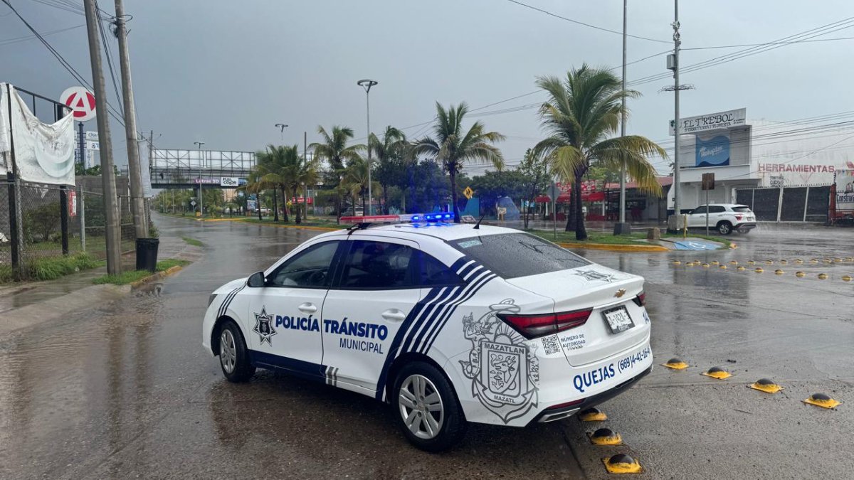 Lluvias matutinas provocan cierres viales en distintos puntos de Mazatlán
