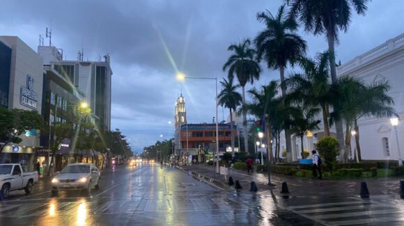 Con truenos y hasta apagones, llueve en Culiacán la noche de este martes