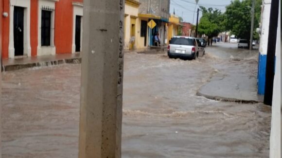¡Se cae el cielo en El Fuerte! Intensa lluvia convierte sus calles en arroyos