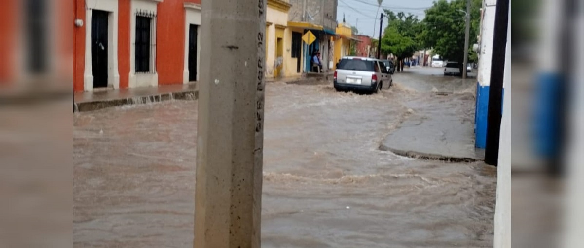 ¡Se cae el cielo en El Fuerte! Intensa lluvia convierte sus calles en arroyos