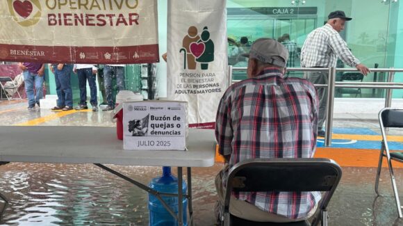 Ni el agua detuvo a los abuelitos en Los Mochis; todo sea por cobrar la pensión del Bienestar