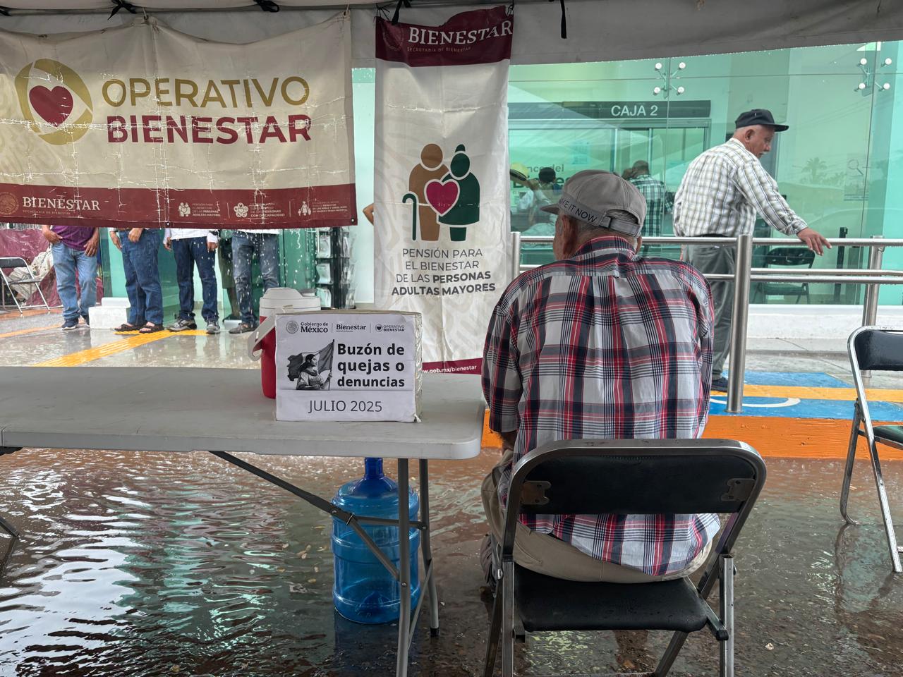Ni el agua detuvo a los abuelitos en Los Mochis; todo sea por cobrar la pensión del Bienestar