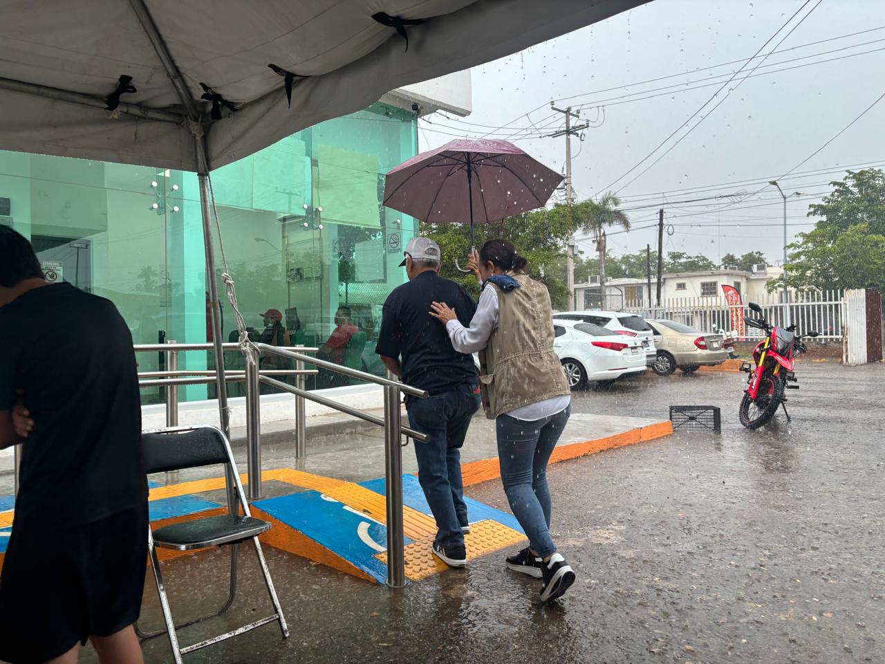 Ni el agua detuvo a los abuelitos en Los Mochis; todo sea por cobrar la pensión del Bienestar