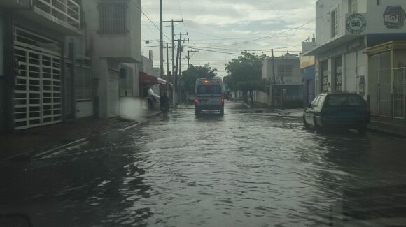 Mazatlán amanece con lluvias; reportan encharcamientos en zonas bajas de la ciudad
