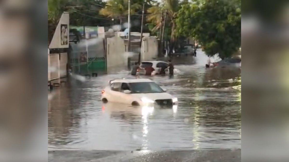 Auto varado tras fuertes lluvias en Culiacán