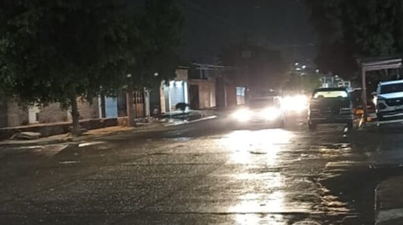 ¡Con truenos y relámpagos! Llueve en Guasave esta noche de sábado