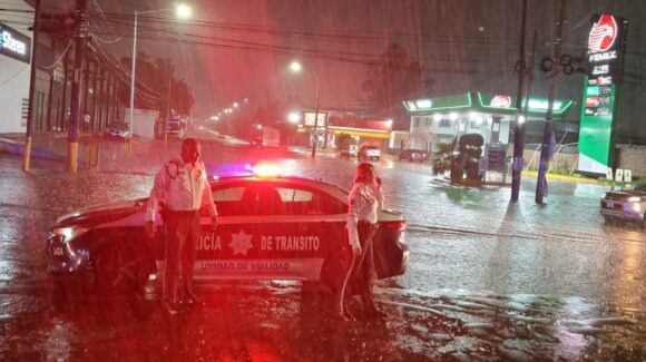 Árboles caídos y vehículos descompuestos: el saldo tras lluvias y fuertes vientos en Culiacán