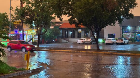 Fuertes vientos acompañados de lluvia se registran en Culiacán este jueves