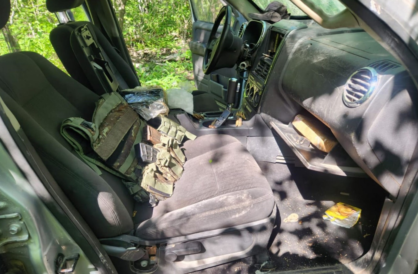 Localizan abandonada camioneta blindada con fuerte armamento en Culiacán