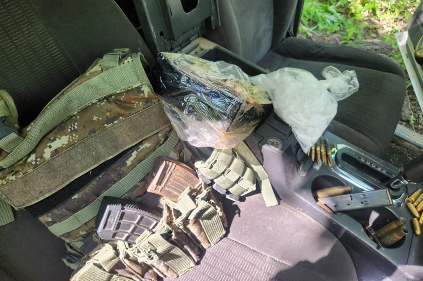 Localizan abandonada camioneta blindada con fuerte armamento en Culiacán