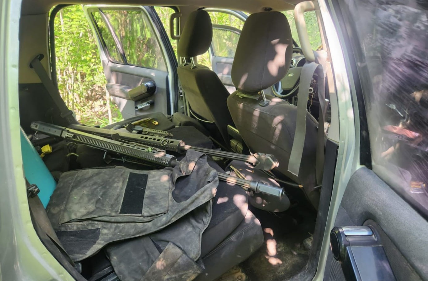 Localizan abandonada camioneta blindada con fuerte armamento en Culiacán
