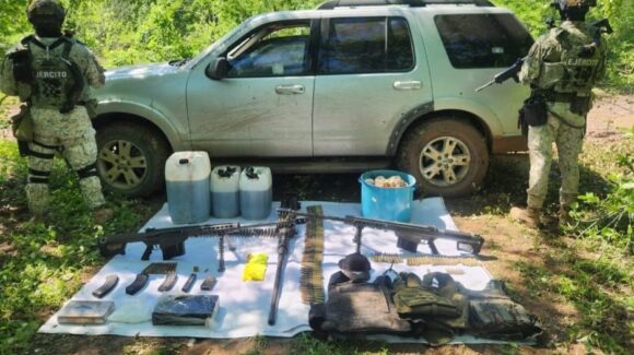 ¡Tenía balazos! Hallan abandonada una camioneta blindada y arsenal, en Elota