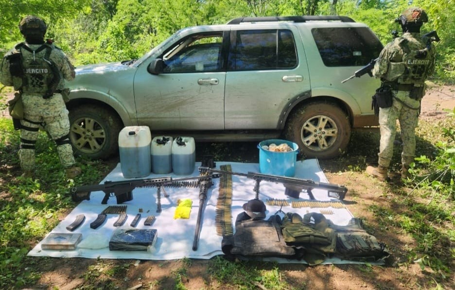 Localizan abandonada camioneta blindada con fuerte armamento en Culiacán