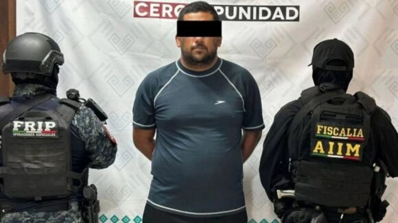 ¡Se quería escapar! Detienen a maestro de prepa acusado públicamente de acoso sexual (video)
