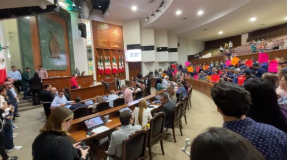 Manifestación de Yesenia Rojo interrumpe sesión del Congreso de Sinaloa; diputados decretan receso