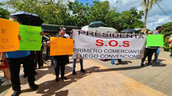 Se manifiestan comerciantes de Culiacán en visita de Sheinbaum; piden apoyos