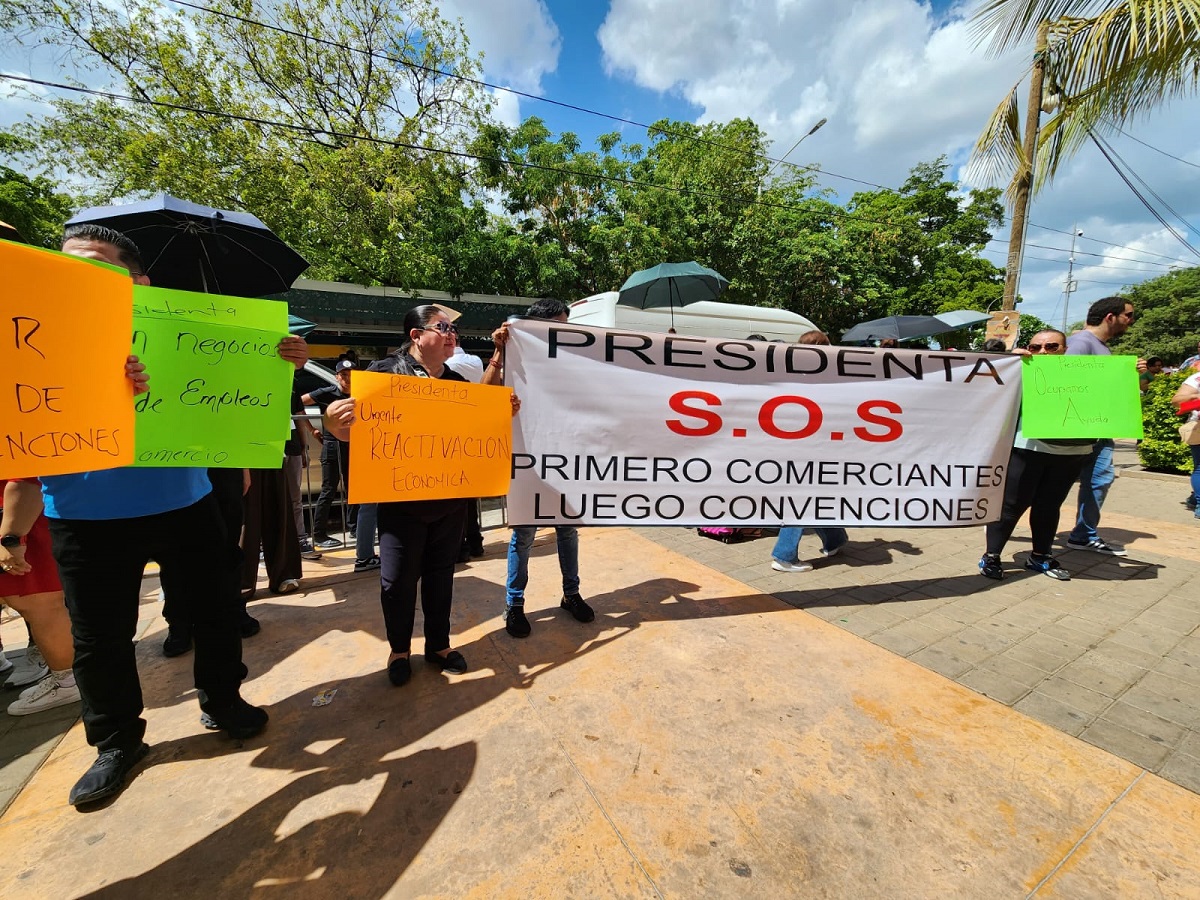 Se manifiestan comerciantes de Culiacán en visita de Sheinbaum; piden apoyos