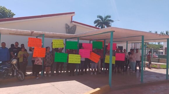 Bajo protesta se manifiestan trabajadores y derechohabientes de la clínica del IMSS en Tamazula, Guasave, exigen mejores condiciones