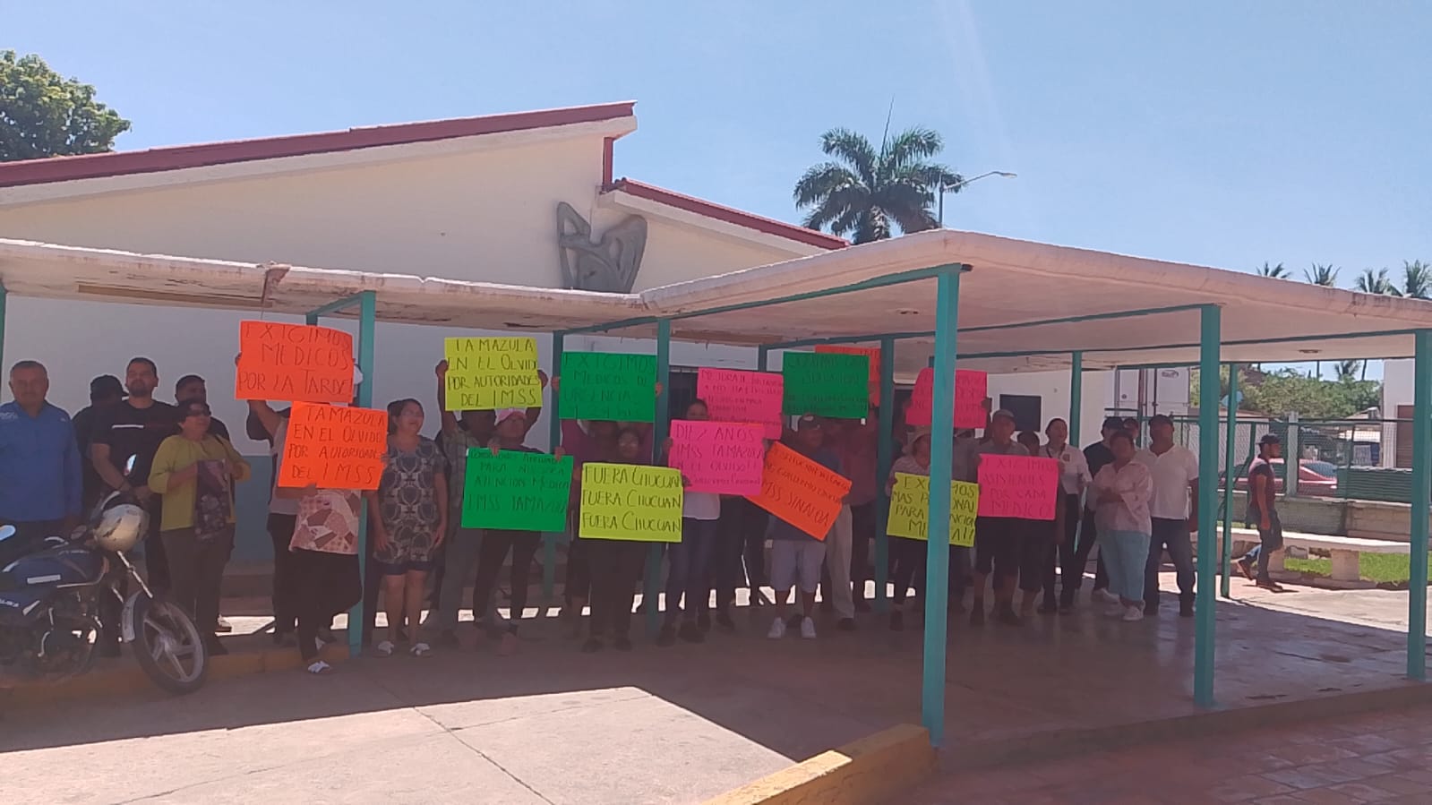 Bajo protesta se manifiestan trabajadores y derechohabientes de la clínica del IMSS en Tamazula, Guasave, exigien mejores condiciones