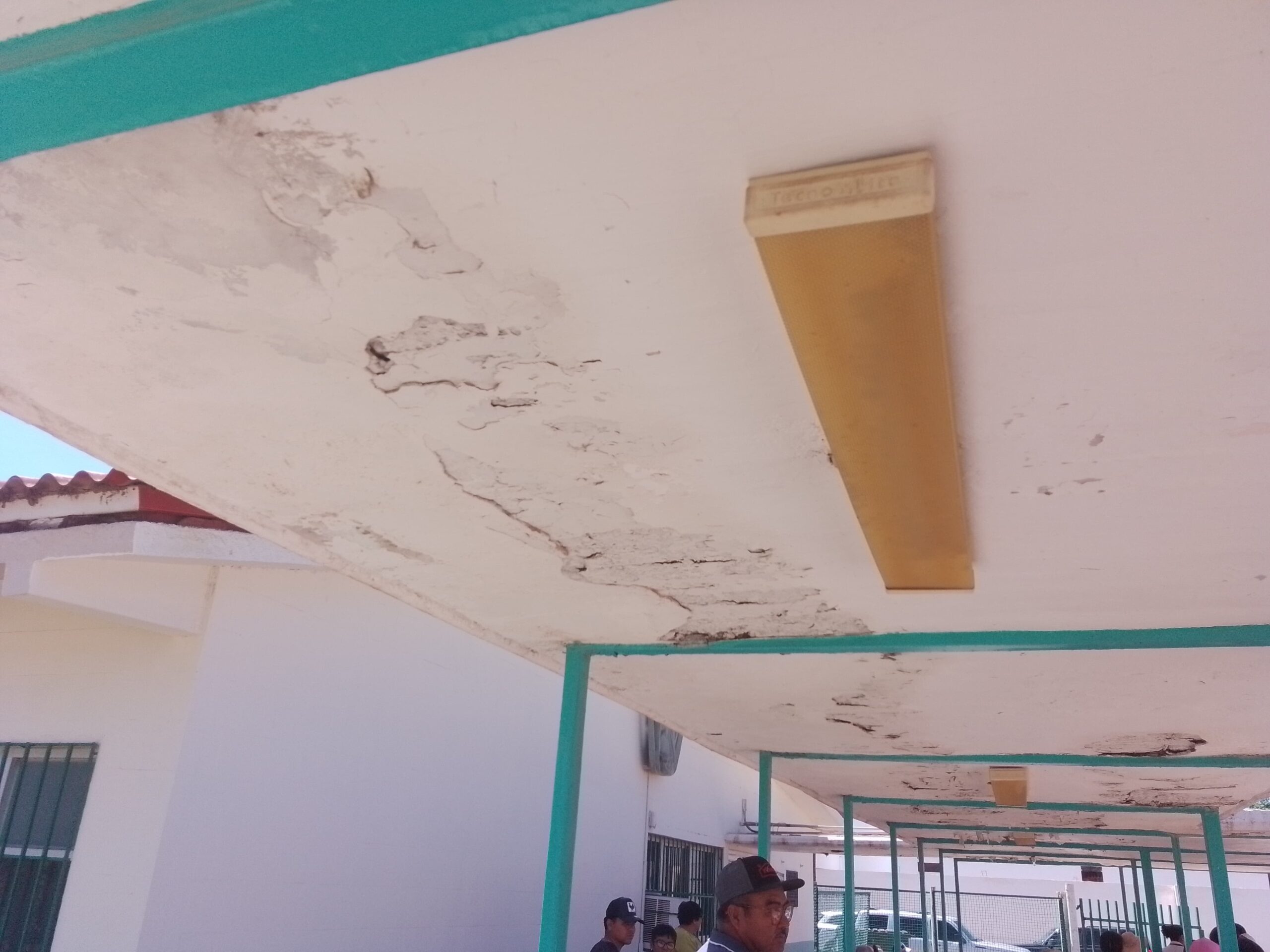 Bajo protesta se manifiestan trabajadores y derechohabientes de la clínica del IMSS en Tamazula, Guasave, exigien mejores condiciones
