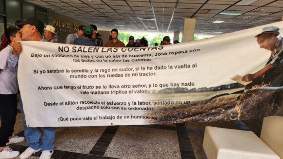 ¡Se quedan los manifestantes! Tras reunión con gobernación, productores esperan se aprueben peticiones