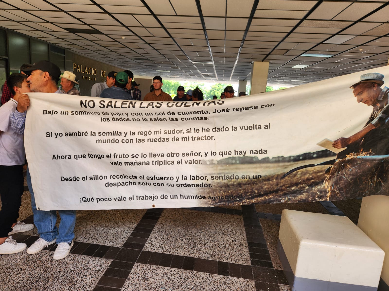 manifestación de productores agrícolas en palacio de gobierno de Sinaloa