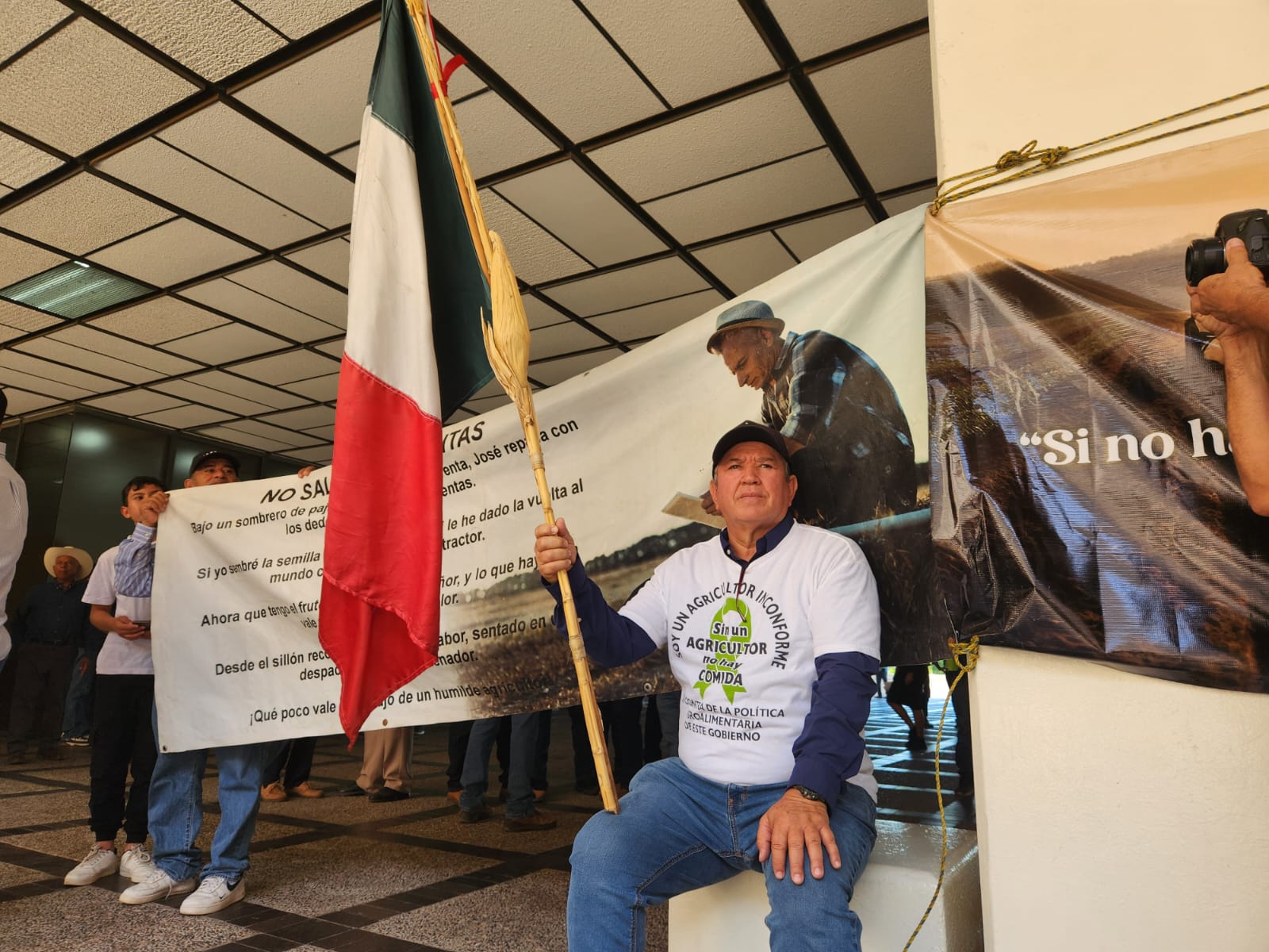 manifestación de productores agrícolas en palacio de gobierno de Sinaloa
