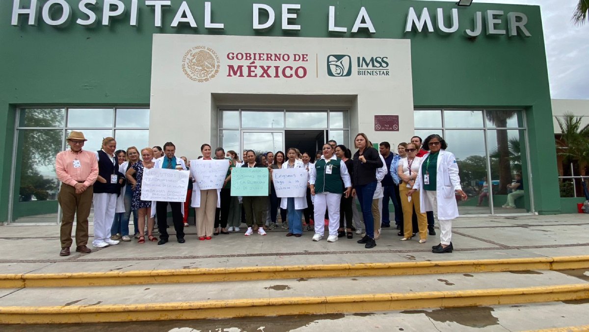 Trabajadores del Hospital de la Mujer se manifiestan y trabajan bajo protesta