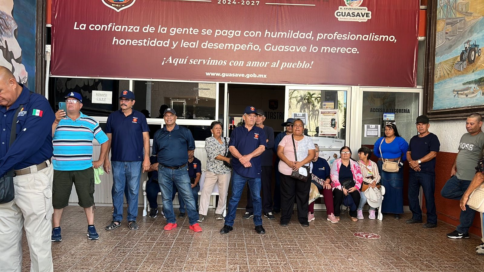se manifiestan Los Guerreros Azules a las afueras del Ayuntamiento de Guasave