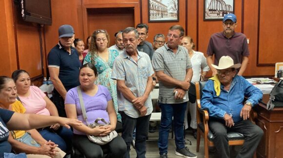 Ya no hayamos que hacer, son 15 días sin agua: Vecinos de El Mirador se manifiestan en el Ayuntamiento de Culiacán