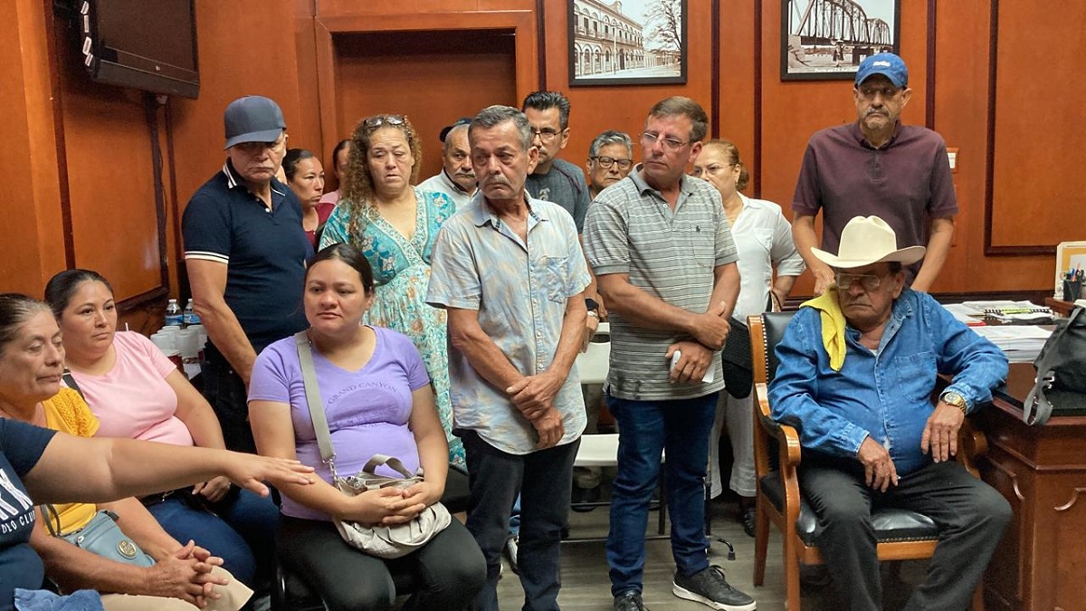 Ya no hayamos que hacer, son 15 días sin agua: Vecinos de El Mirador se manifiestan en el Ayuntamiento de Culiacán