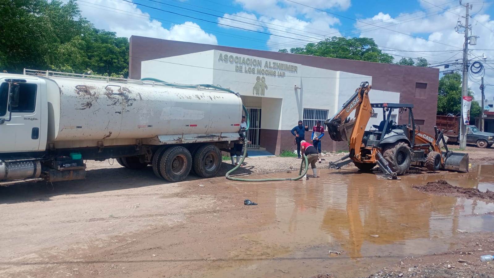 Trabajos de desazolve y bombeo para retirar el agua estancada.