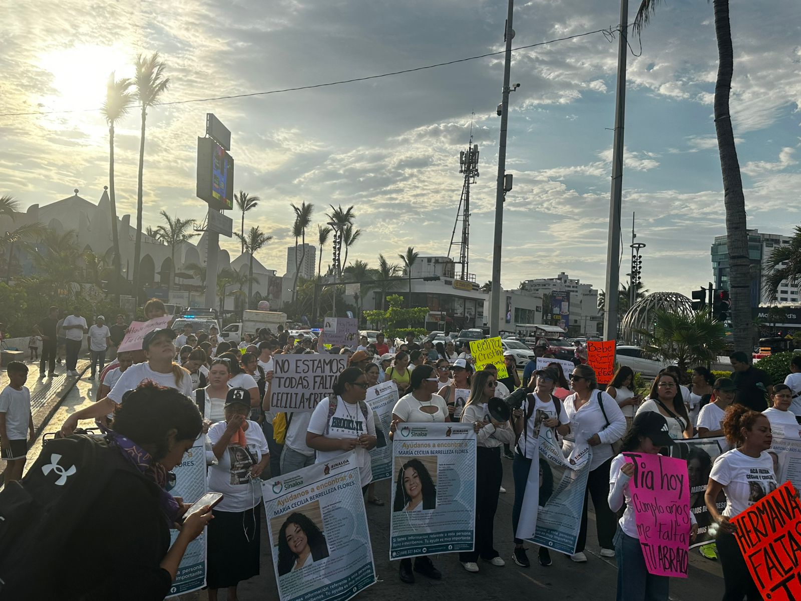 Marchan para exigir aparezcan jóvenes desaparecidas en Mazatlán