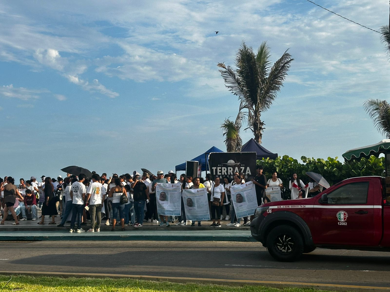 Marchan para exigir aparezcan jóvenes desaparecidas en Mazatlán