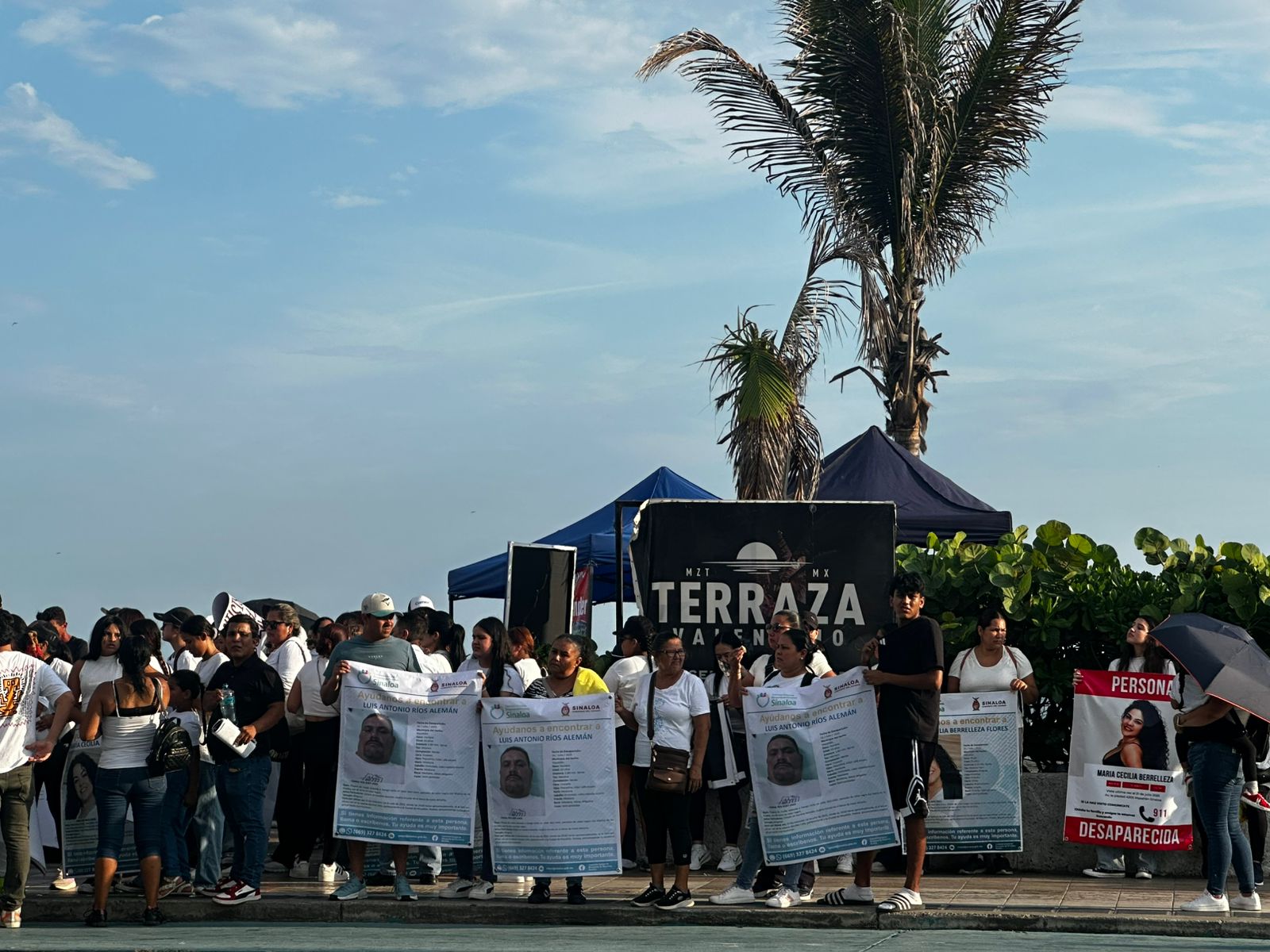 Marchan para exigir aparezcan jóvenes desaparecidas en Mazatlán