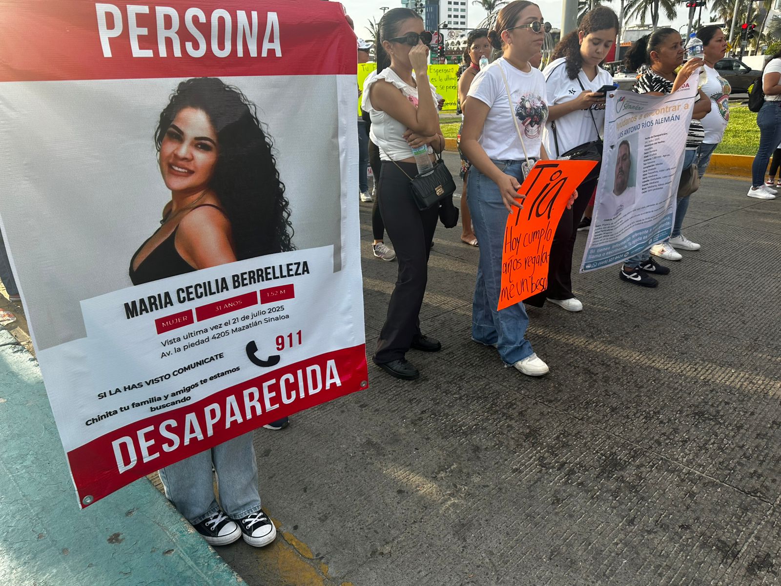 Marchan para exigir aparezcan jóvenes desaparecidas en Mazatlán
