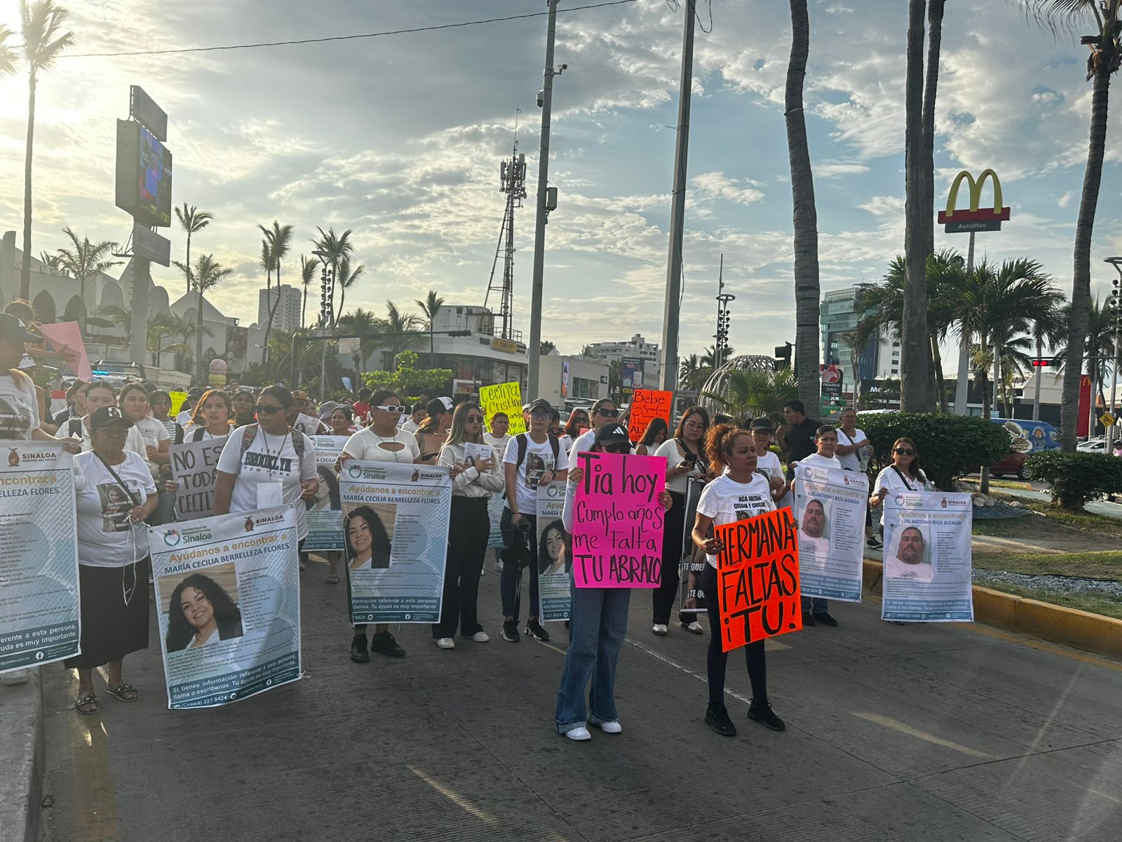 Marchan para exigir aparezcan jóvenes desaparecidas en Mazatlán