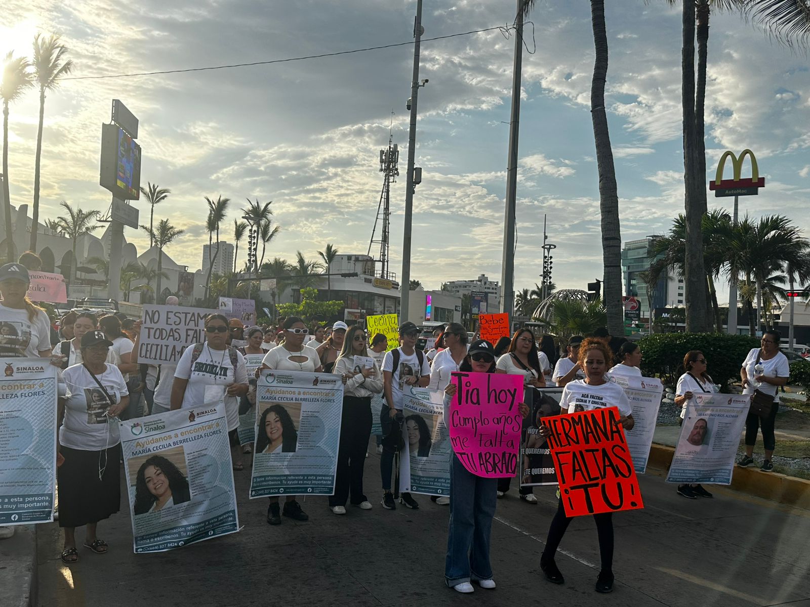 Marchan para exigir aparezcan jóvenes desaparecidas en Mazatlán
