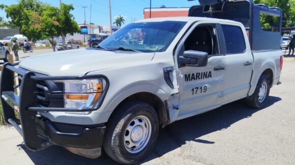Convoy de la Marina choca al no respetar un alto en Guasave y esposan y agreden a periodistas